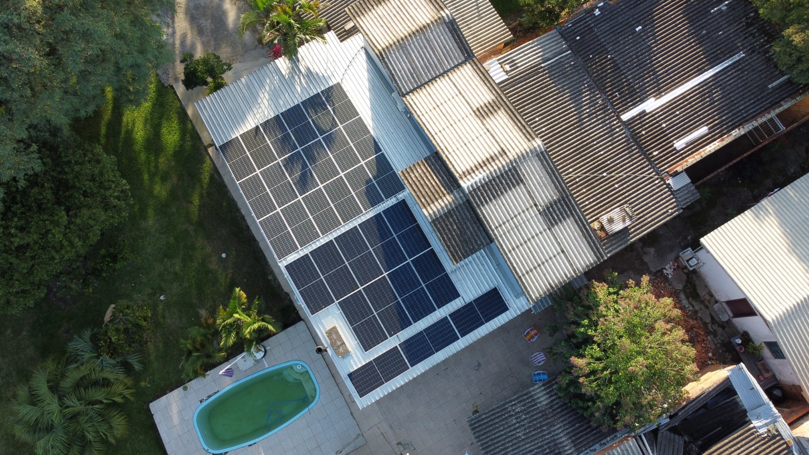Sistema fotovoltaico residencial visto de cima