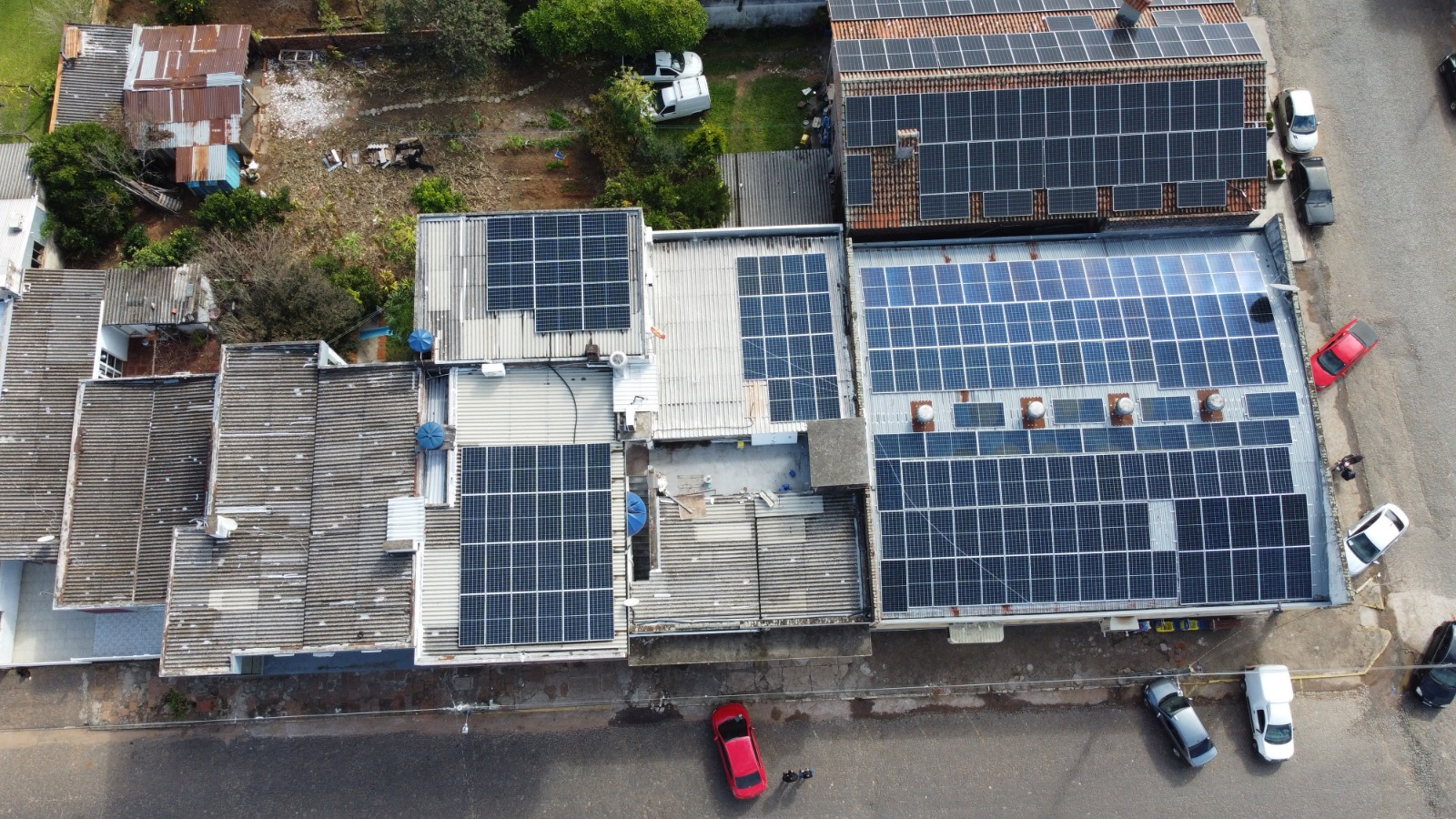 Vista aérea ampla de usina solar comercial