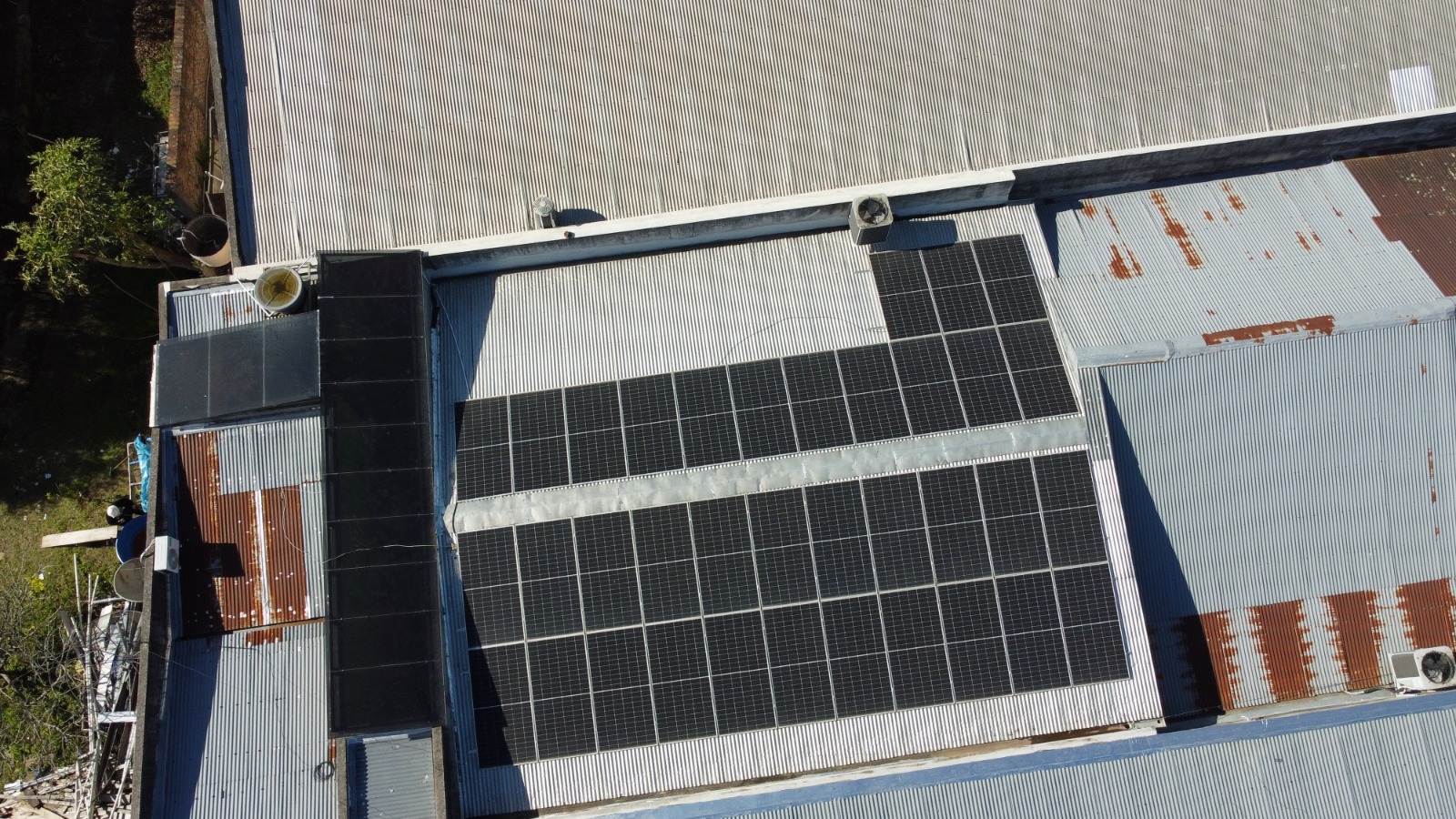 Usina solar instalada em galpão industrial