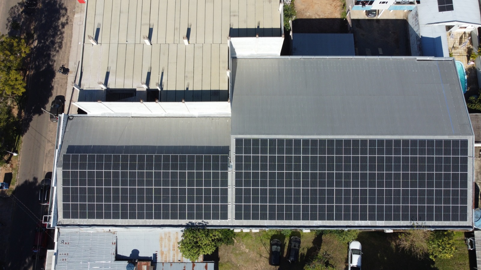 Grande usina fotovoltaica em telhado de galpão
