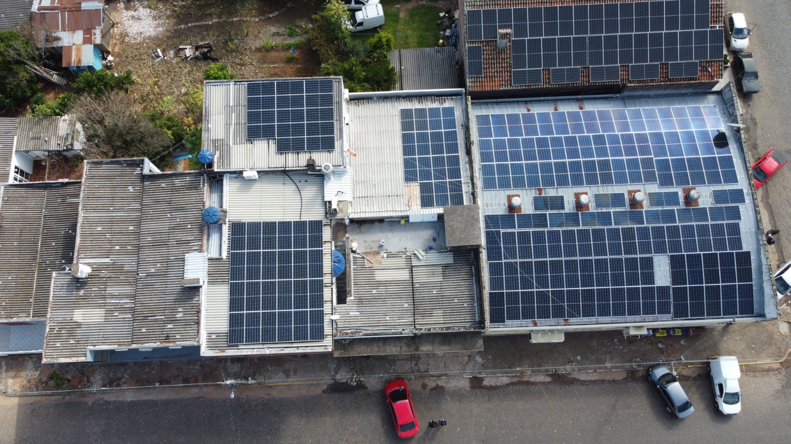 Vista aérea de usina solar em telhado comercial