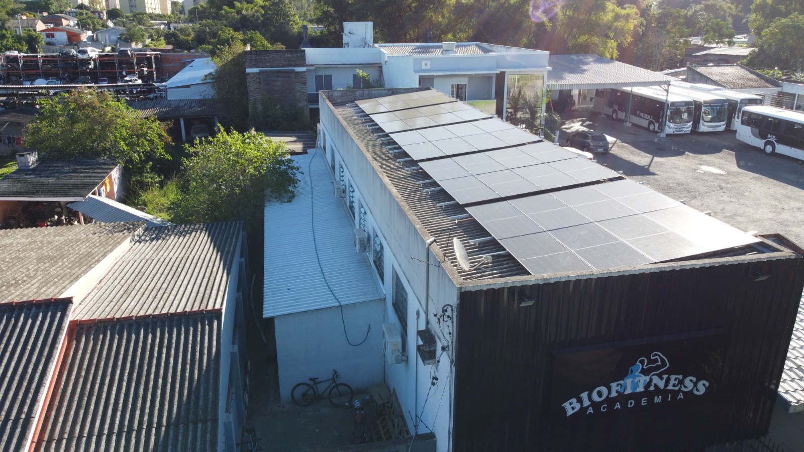Painéis solares instalados no telhado da academia BioFitness
