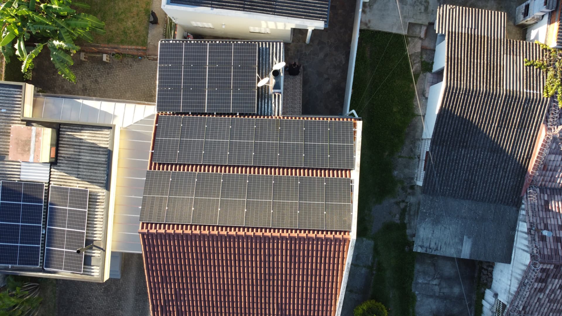 Painéis solares em telhado residencial